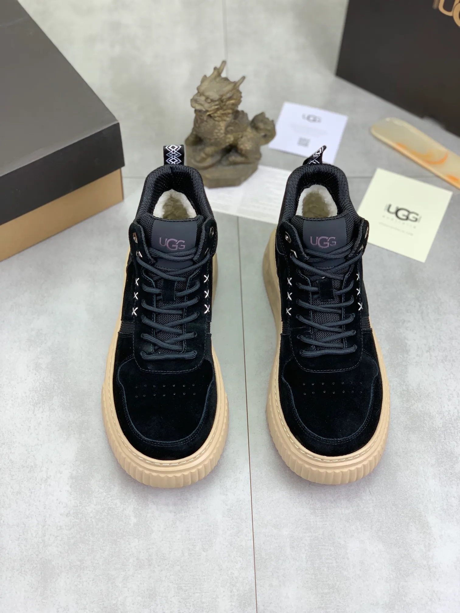 Men's shoes 💰P640 [New style] 💰 🆘 "Real wool" [UGG] 👉The popular men's shoes are synchronized with the official website 🔰The quality of the genuine products [satisfied] is not comparable to the imitations in the general market 🌀The upper is imported Italian frosted cowhide, and the lining is: foot pad 🅰️ grade 🐑Real wool👻Only Grade A can show the effect The hand feels smooth and delicate 🔱The shoe shape is grand, only genuine manufacturers can do it 🎄The perfect toughness of the original outsole 👻⬛️ allows customers to say goodbye to one-time consumption. Real wool lining, super warm. Available in black, brown and gray. Size: 39-44